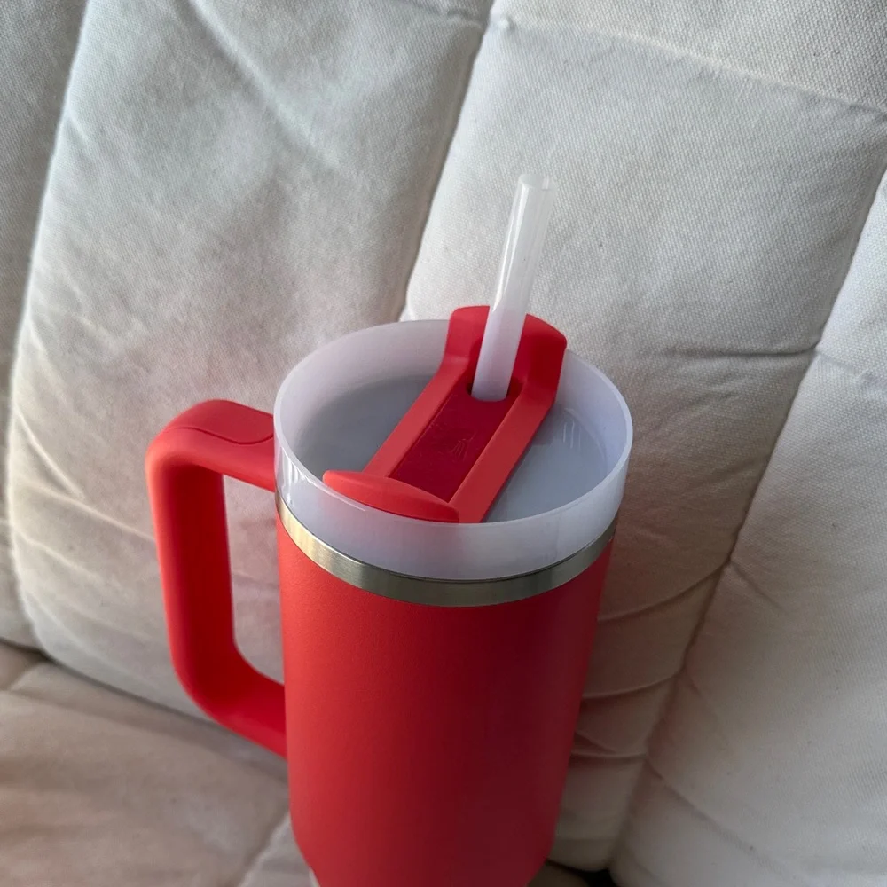 Stanley Insulated Tumbler with Handle and White Lid - Picture 4 of 5
